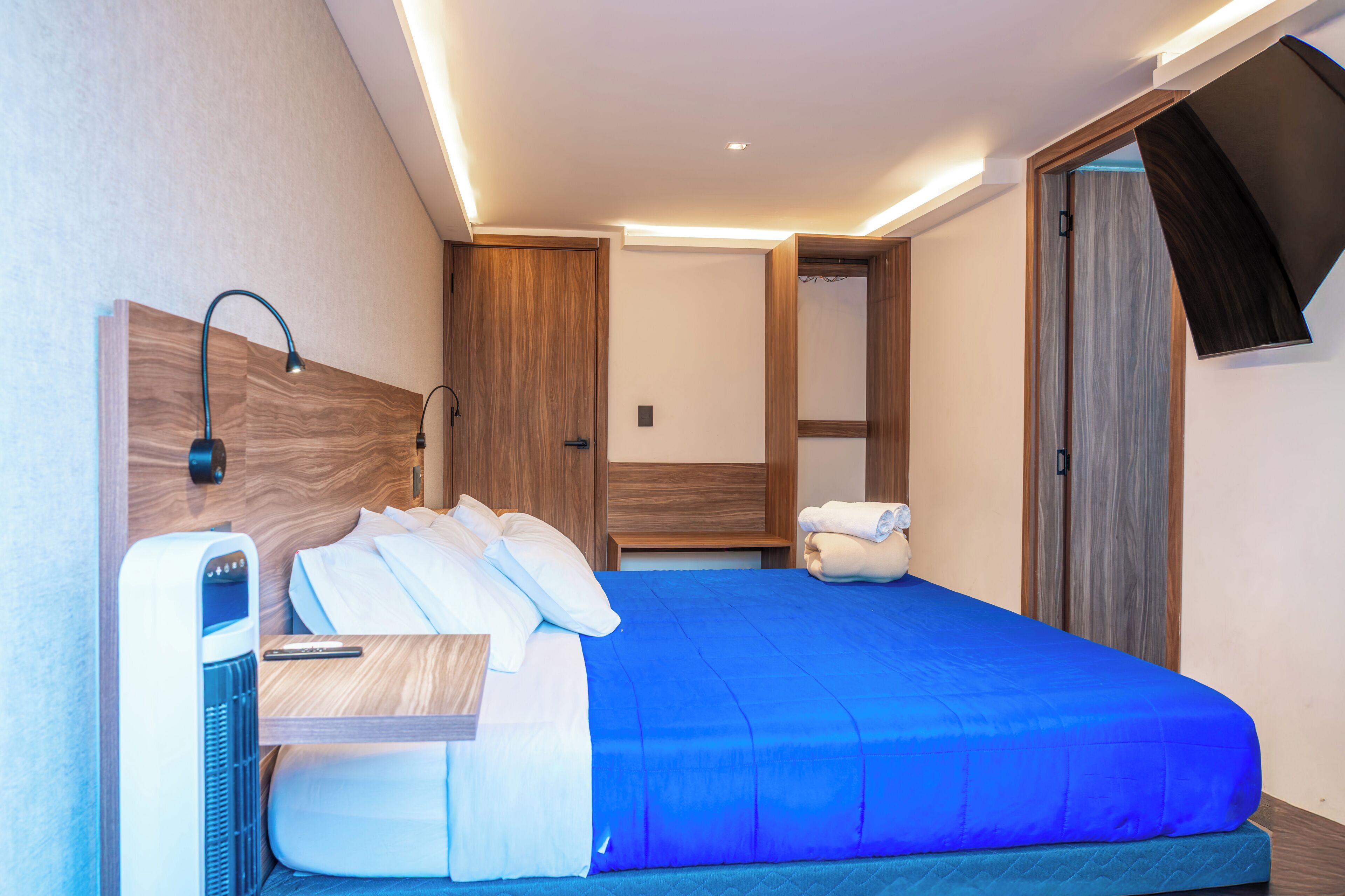 Estudio estándar, 1 cama de matrimonio grande, vistas al patio | Ropa de cama de alta calidad, colchones viscoelásticos, escritorio