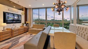 Apartamento, 2 habitaciones, vistas a la ciudad | Sala de estar | Smart TV de 43 pulgadas con canales por cable