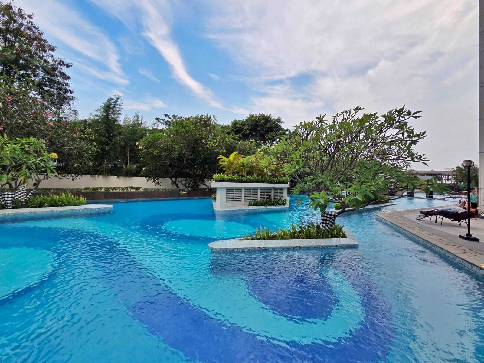 Una piscina al aire libre