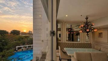 Apartamento, 2 quartos, vista para a cidade | Área de estar | Smart TV 43 polegadas com canais a cabo