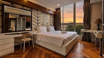 Apartamento, 2 quartos, vista para a cidade | Escrivaninha, ferros/tábuas de passar roupa, Wi-Fi de cortesia