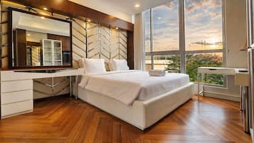 Apartamento, 2 habitaciones, vistas a la ciudad | Escritorio, tabla de planchar con plancha, wifi gratis y ropa de cama