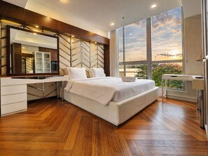 Apartamento, 2 quartos, vista para a cidade | Escrivaninha, ferros/tábuas de passar roupa, Wi-Fi de cortesia
