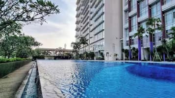 Una piscina al aire libre