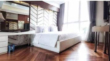 Apartamento, 2 habitaciones, vistas a la ciudad | Escritorio, tabla de planchar con plancha, wifi gratis y ropa de cama