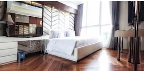 Apartamento, 2 habitaciones, vistas a la ciudad | Escritorio, tabla de planchar con plancha, wifi gratis y ropa de cama