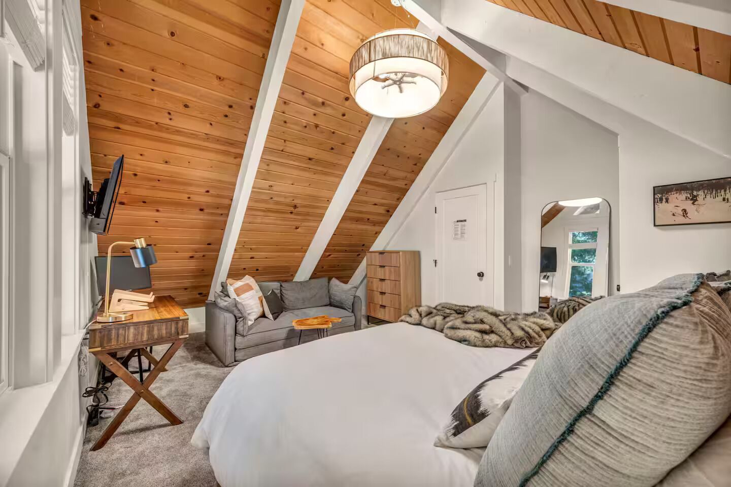 Een strijkplank/strijkijzer, wifi, beddengoed