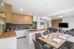Fridge, stovetop, dishwasher, coffee/tea maker - Holiday apartment with air conditioning and shared-use pool (Funtana)