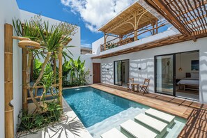 Villa Luxe, patio, vue piscine | Coffres-forts dans les chambres, bureau