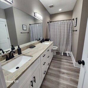 Dusj, hårføner, håndklær og såpe