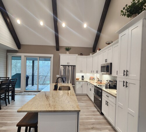 Peaceful New Home Close to Helen/Hot Tub/Theater/Game Room