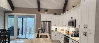 Peaceful New Home Close to Helen/Hot Tub/Theater/Game Room