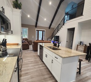 Jääkaappi, mikroaaltouuni, uuni, liesi