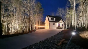 A house with a driveway leading to a front door, surrounded by trees. - Peaceful New Home Close to Helen/Hot Tub/Theater/Game Room/Firepit (Cleveland)