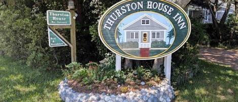 Señal del Thurston House Inn con un letrero de hospedaje y desayuno, que indica habitaciones completas.