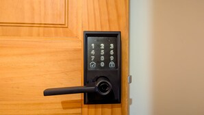 Une serrure de porte à clavier, dotée d’un clavier numérique et d’un trou de serrure.