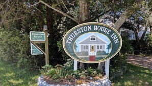 Schild des Thurston House Inn mit Hinweis auf ein Bed and Breakfast, das ausgebucht ist.