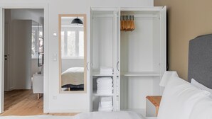 A bedroom with a bed, a wardrobe, and a mirror. - Blueground | Wieden, washer/dryer, nr Karlskirche (Vienna)