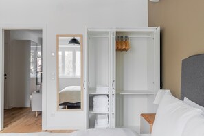 2 bedrooms, iron/ironing board, WiFi, bed sheets - Blueground | Wieden, washer/dryer, nr Karlskirche (Vienna)