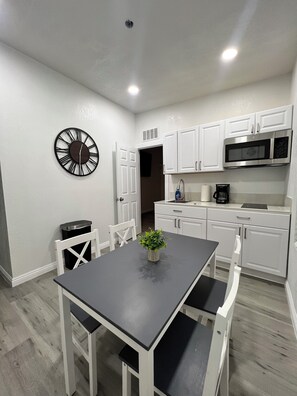 Dining -  Estudio-C moderno y acogedor en North Las Vegas  Privado y bien ubicado (North Las Vegas)