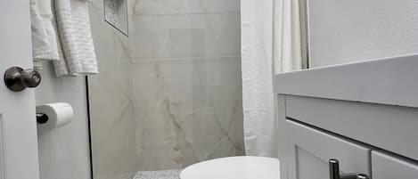 Secador de cabelo, toalhas de banho, sabonete, papel higiênico