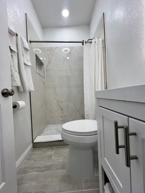 Secadora de cabello, toallas, jabón, papel de baño 