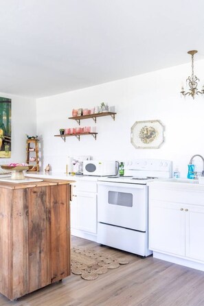 Køleskab, mikrobølgeovn, ovn, kogeplade