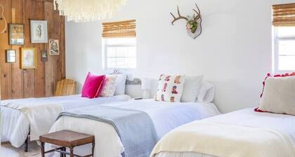 NEW | Cozy cottage for 3 | 10 min. to Round Top!