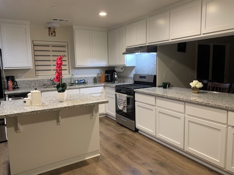 Private kitchen. Charming 5-bedroom house with AC in Riverbank