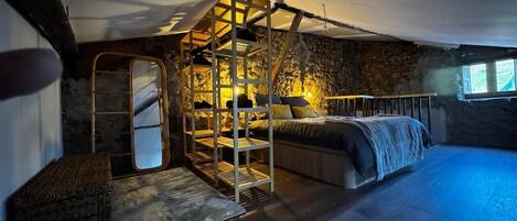 4 室のベッドルーム、アイロン / アイロン台、WiFi (無料)、ベッドシーツ