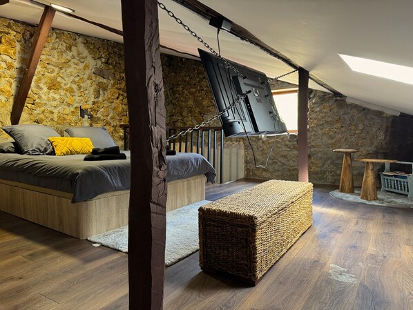 4 bedrooms, iron/ironing board, free WiFi, bed sheets