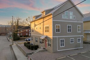 Exterior - 1BR Charlie Brown Themed Stay Near NC State & DT (Raleigh)
