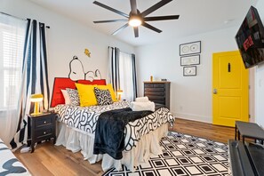 Room - 1BR Charlie Brown Themed Stay Near NC State & DT (Raleigh)