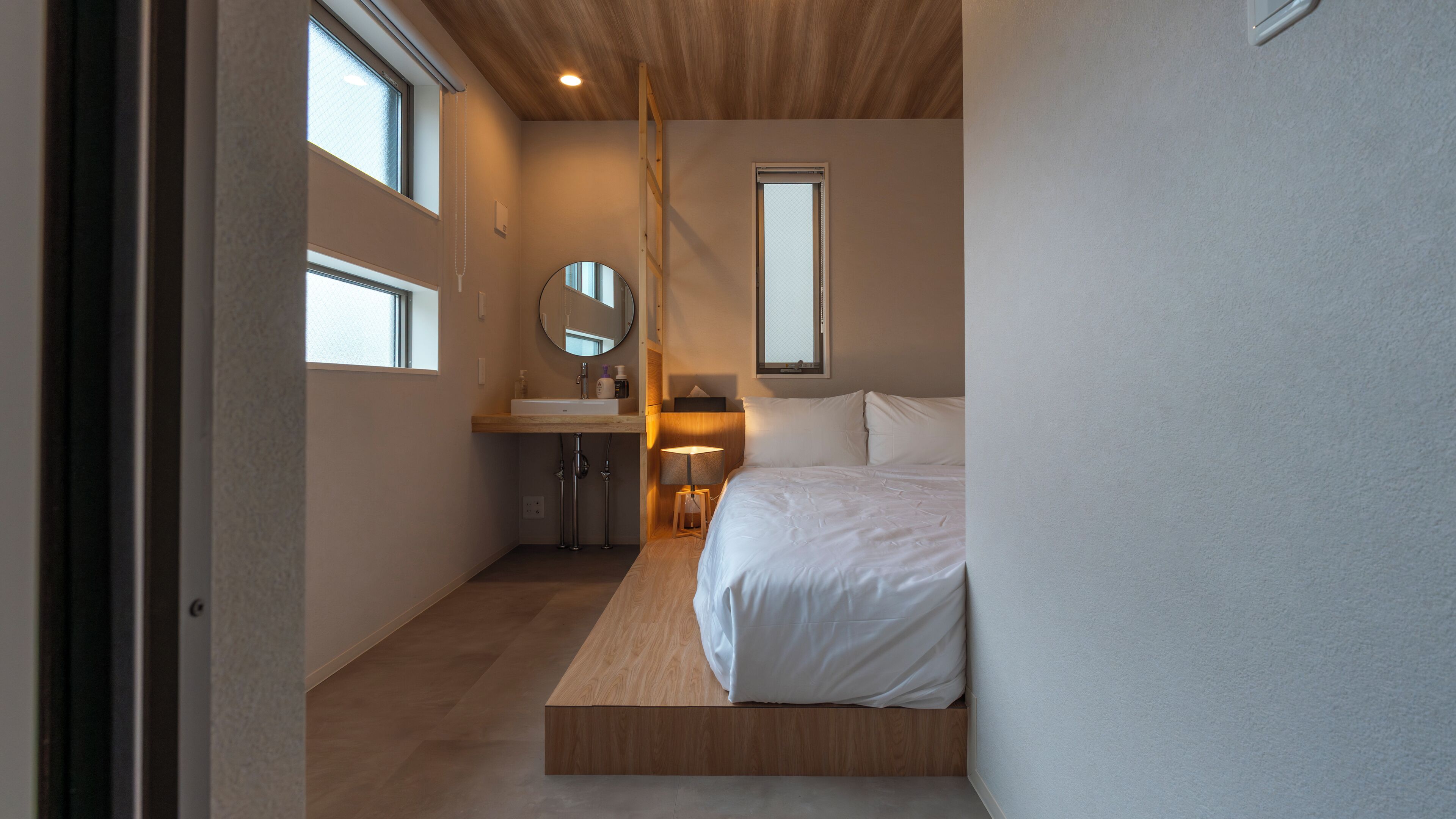 3 soverom, skrivebord, strykejern/-brett og reiseseng for barn