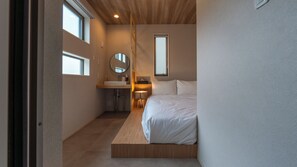 3 habitaciones, escritorio y tabla de planchar con plancha 