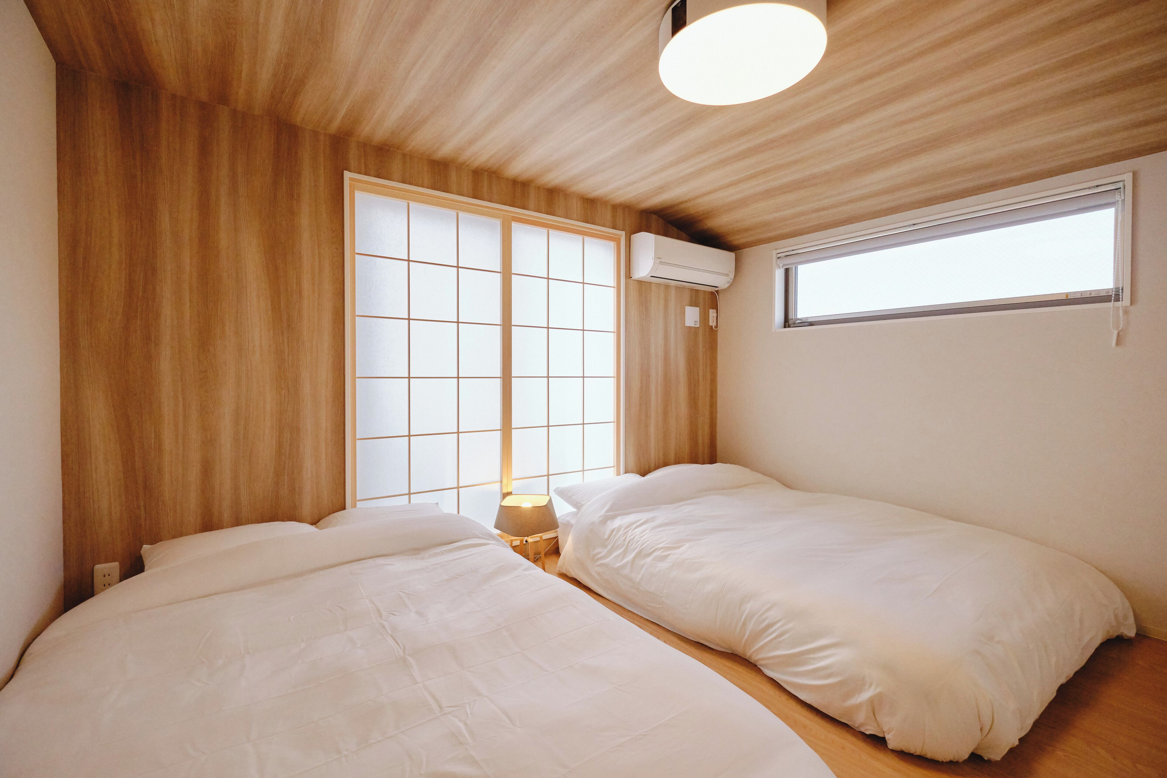 3 室のベッドルーム、デスク、アイロン / アイロン台、旅行用ベビーベッド