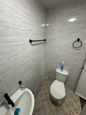 Serviettes fournies, papier toilette