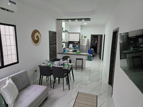 Cozy 3-bedroom house with Jacuzzi in charming beach town Salinas