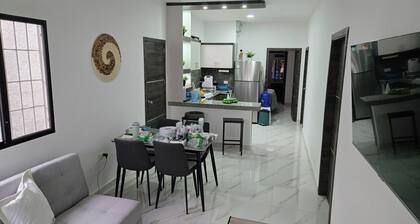 Cozy 3-bedroom house with Jacuzzi in charming beach town Salinas