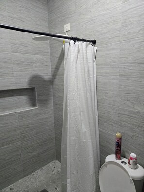 Dusche, Handtücher, Seife, Toilettenpapier