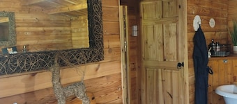 Forest Cabin Retreat-Sleeps 2-Garden, Wifi, Trails