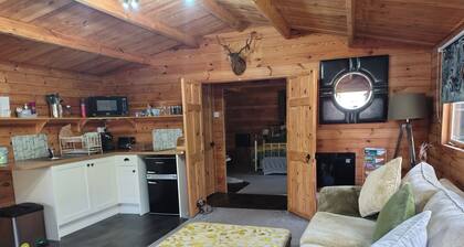 Forest Cabin Retreat-Sleeps 2-Garden, Wifi, Trails