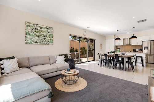 Home Away in Flora Hill