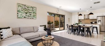 Home Away in Flora Hill