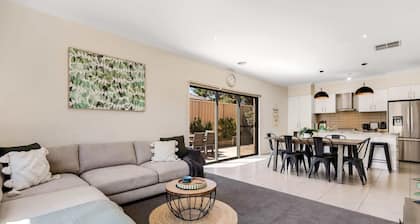 Home Away in Flora Hill