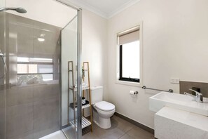 Douche, sèche-cheveux, serviettes fournies, shampoing