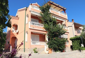 Exterior - A 1 apartment with terrace, garden and sea view (Barbat na Rabu)