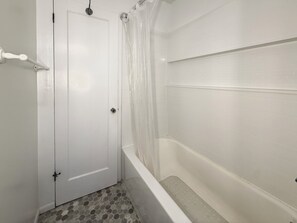 タオル、石鹸、トイレットペーパー