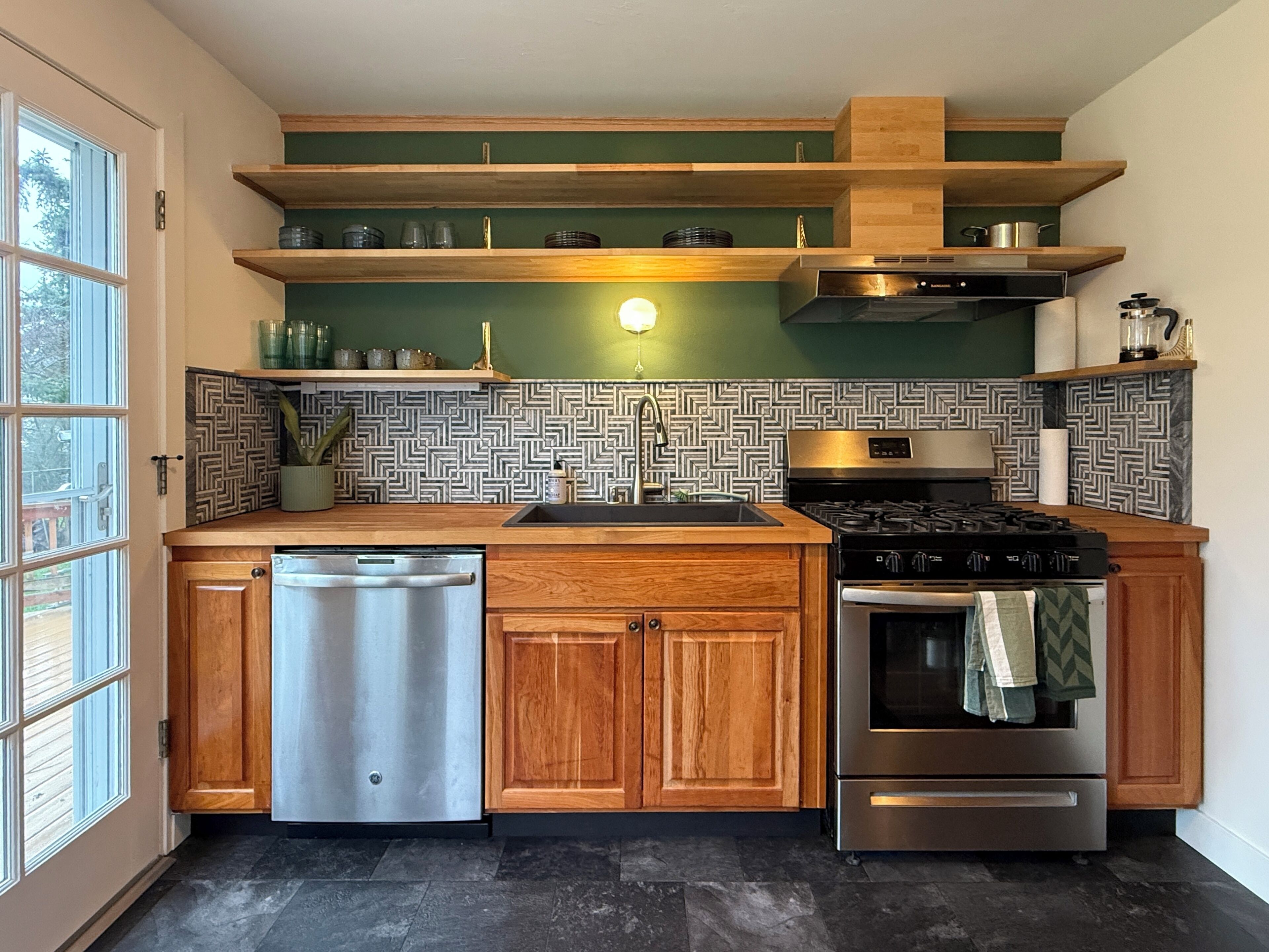 Four à micro-ondes, un four, surface de cuisson, lave-vaisselle