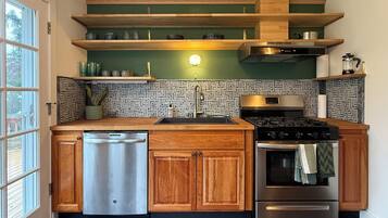 Four à micro-ondes, un four, surface de cuisson, lave-vaisselle